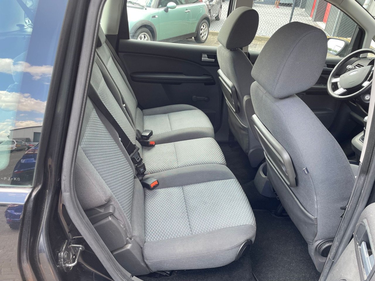 TE KOOP FORD FOCUS 1.8 16V MET RUIME KOFFERBAK VOL JAAR APK BIJ AFLEVERING