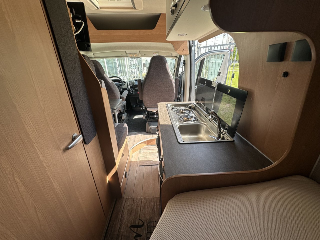 Weinsberg Cara R47 Automaat – Buscamper met lengtebedden | Slechts 55.550km
