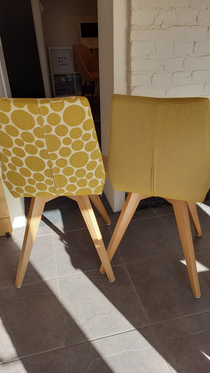 4 fraaie stoelen + teakhouten eettafel