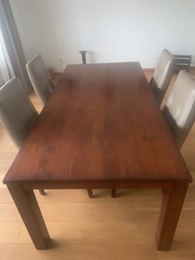 Massief houten tafel met 4 lederen stoelen