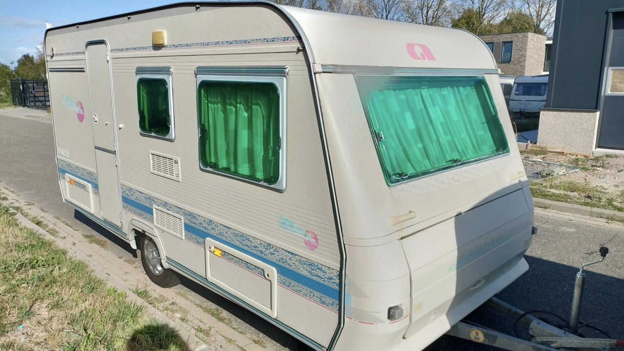 Adria Unica 431 met voortent en luifel en uitbouw
