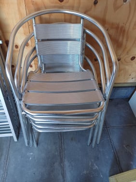 4 metalen buitenstoelen met grijze zitkussens. Afhalen in Goes