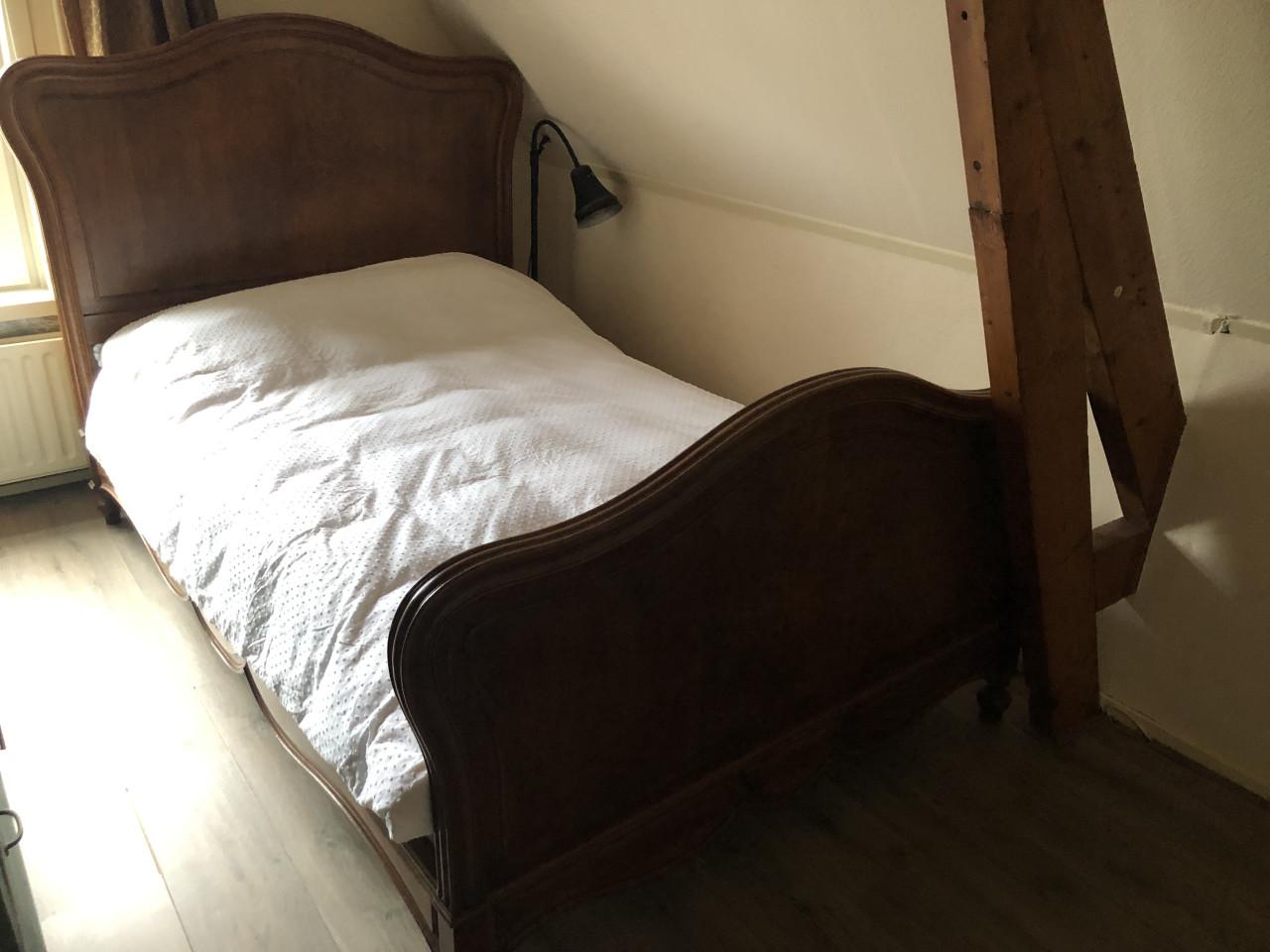 Eiken houten twijfelaar bed met vrij nieuwe Emmamatras
