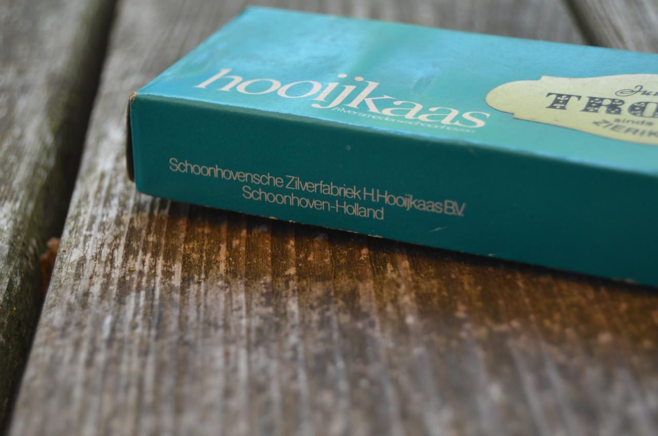 Twee zilveren lepeltjes in het originele doosje