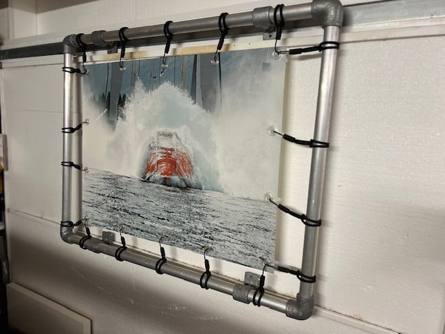 Foto in aluminium frame van vrije val-reddingsboot voor buiten