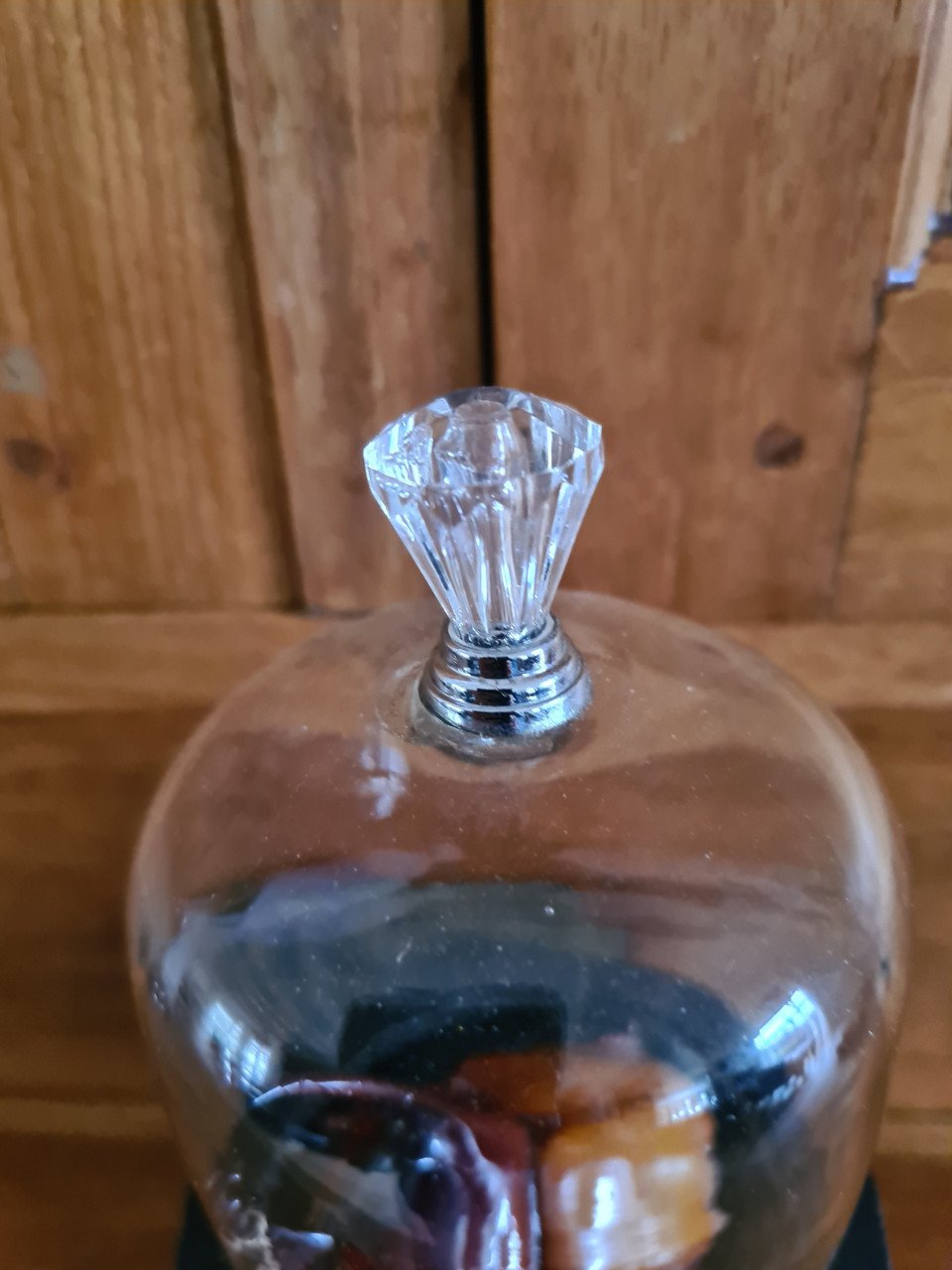 Brocante glazen stolp met zwarte voet