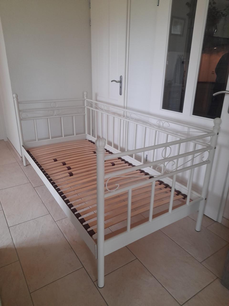 Stevig Metalen 1 persoons bed 90 x 200 (in goede nette staat )