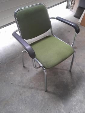 3 stoelen,stof/chroom onderstel en 2 met stof/metaal/kunststof onderstel