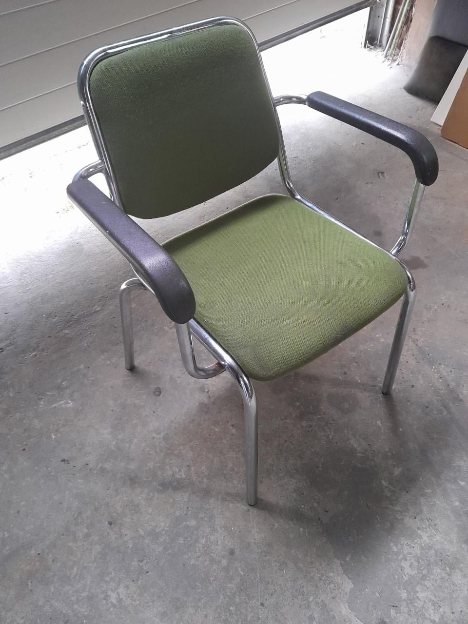 3 stoelen,stof/chroom onderstel en 2 met stof/metaal/kunststof onderstel