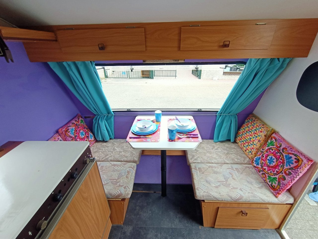 Mooie gepimpte retro Avento met voortent en luifel