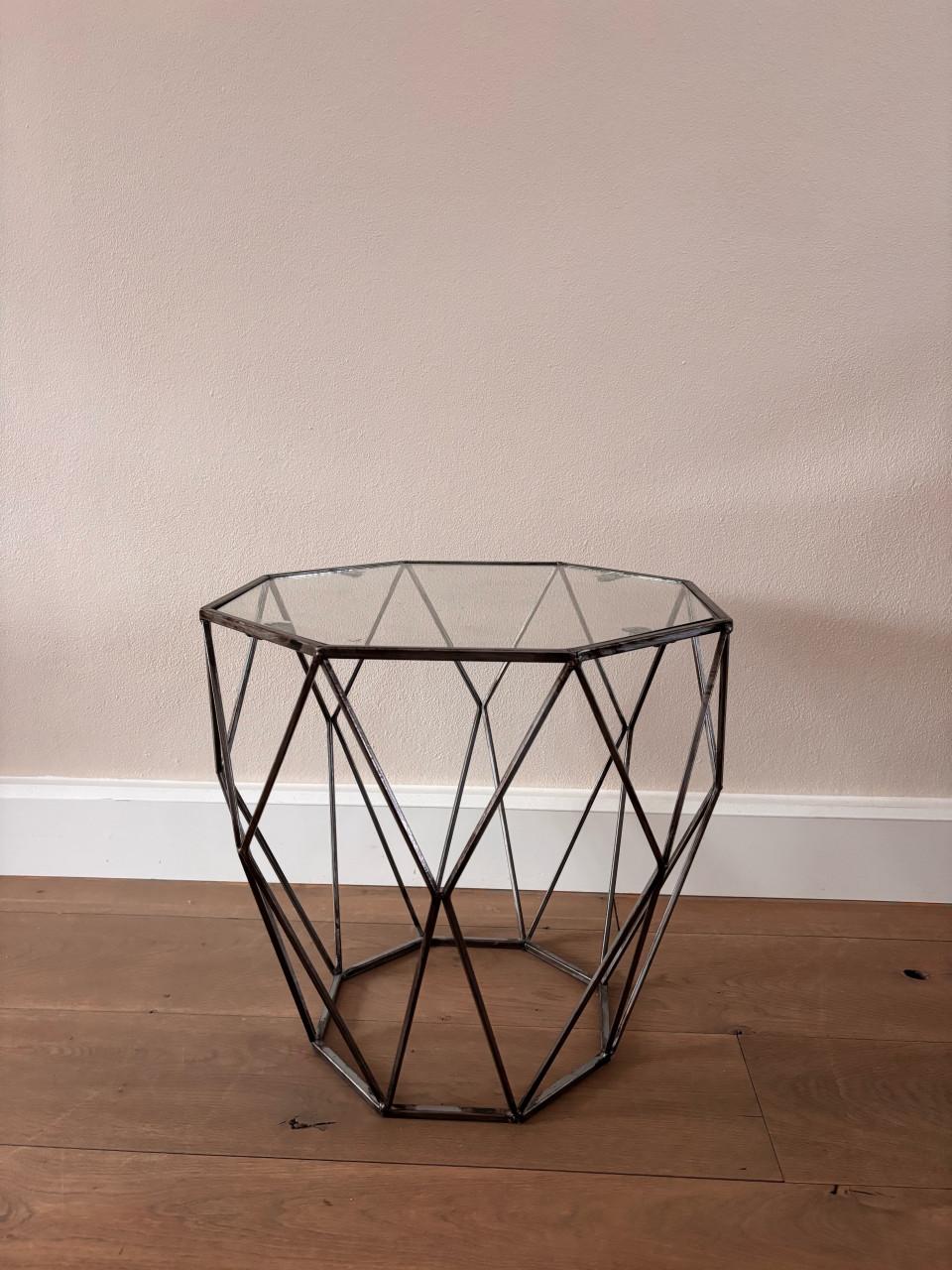 Bijzettafeltje van staal en glas