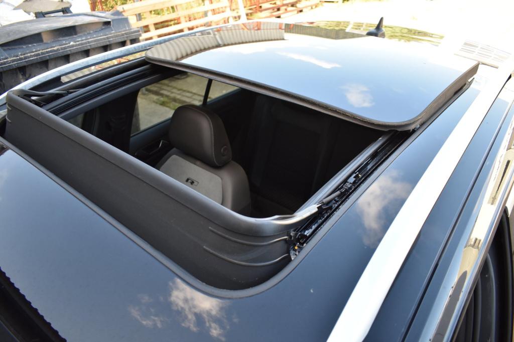 Volkswagen T-roc 1.5 tsi r-line | pano | trekhaak | camera | beats | nap | 