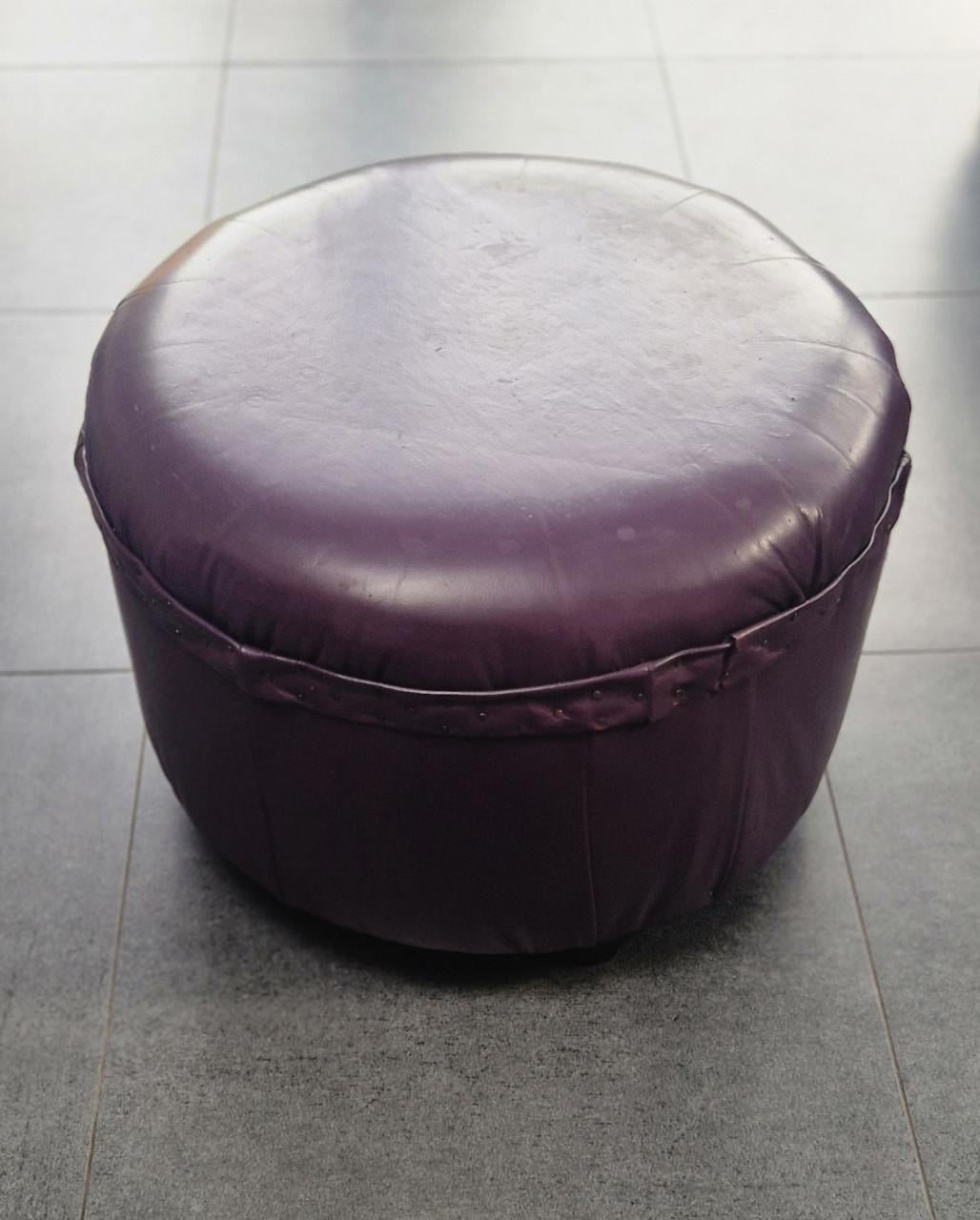Mooie ronde paarse poef van leer