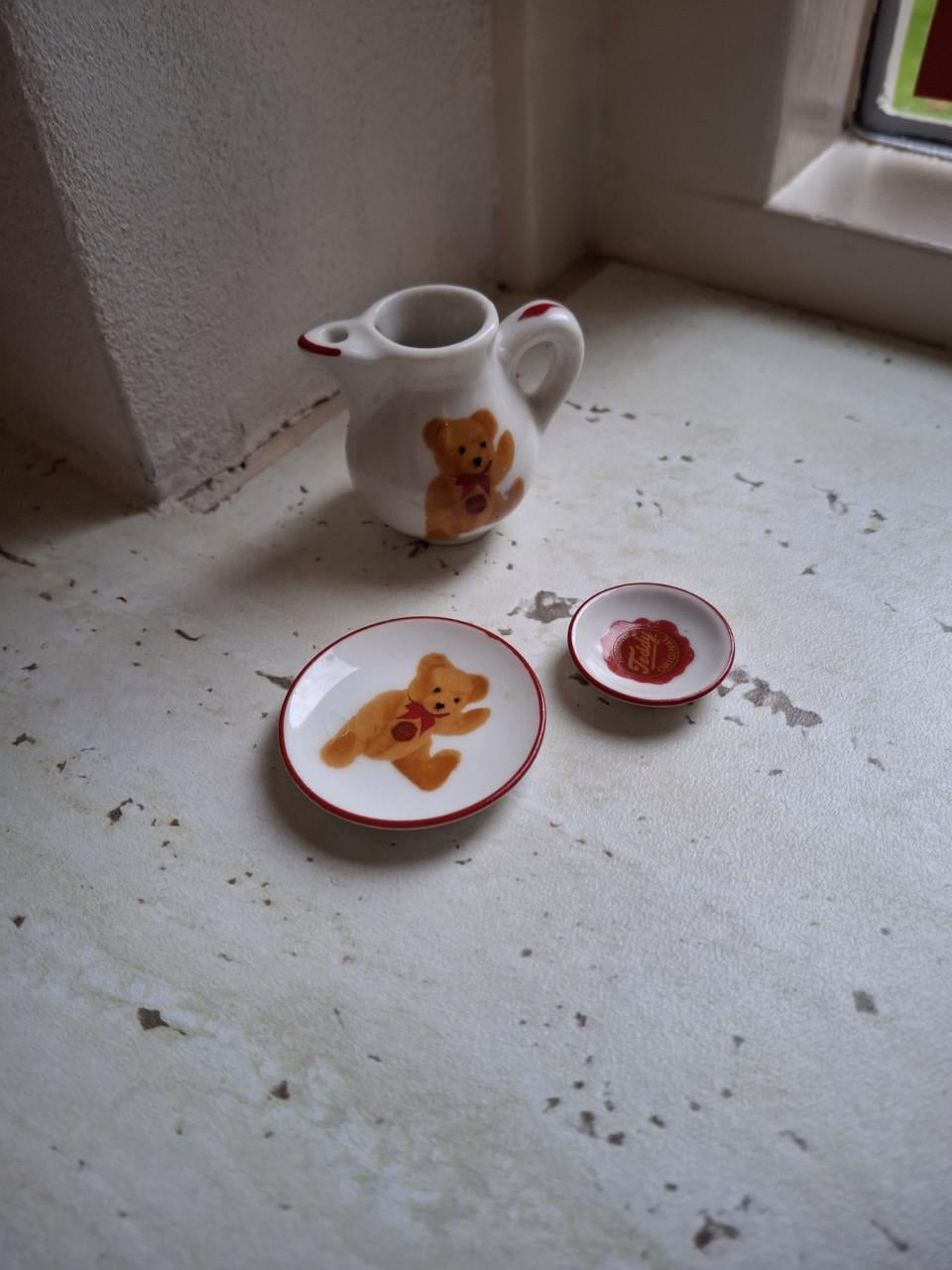Kinderservies onderdelen(kannetje en 2 bordjes)