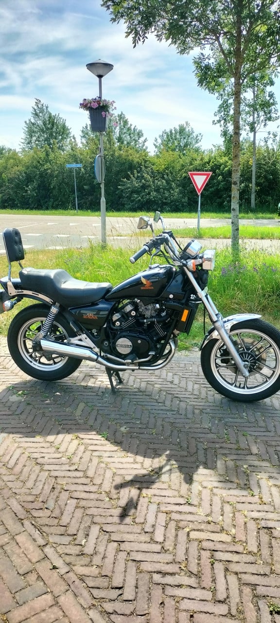 Honda Magna V30