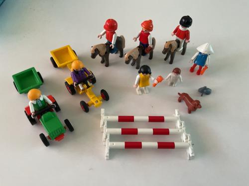 Playmobil. Klein. 31 poppetjes. 6 paardjes. Traktortjes. Brandweerwagentje.