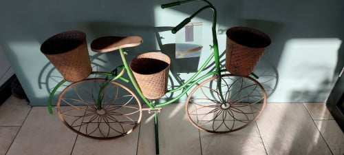 Fiets met bloempotten