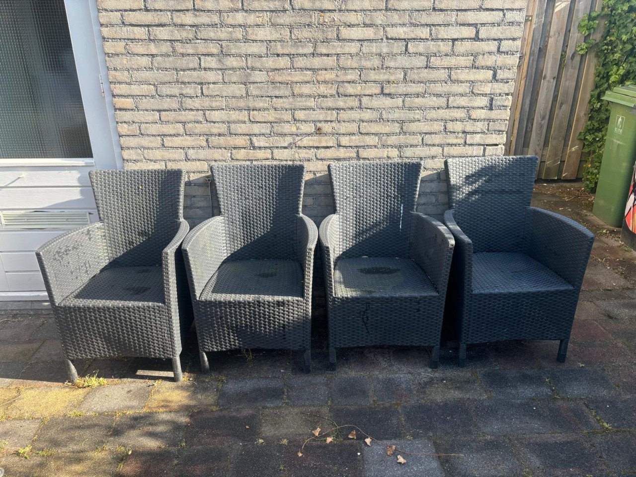 4 kunststof tuinstoelen GERESERVEERD