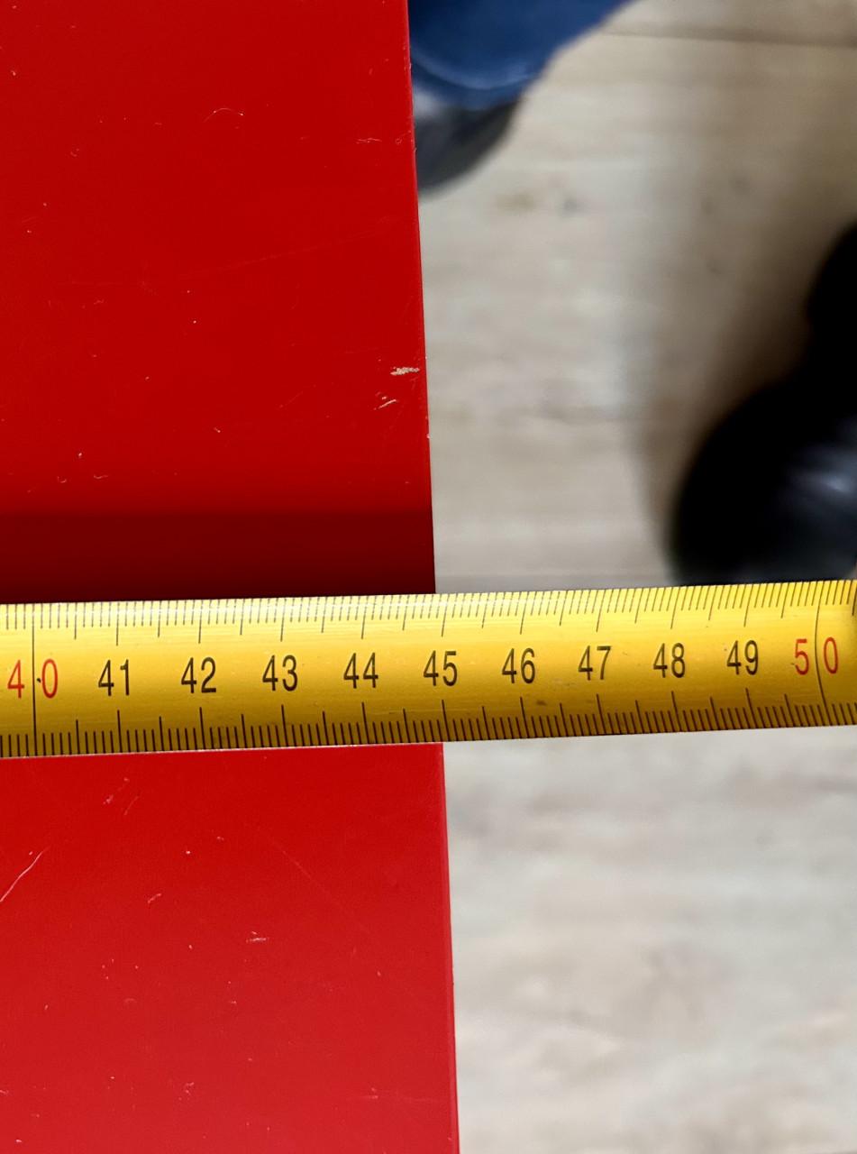 Rood Ikea-kastje op wielen