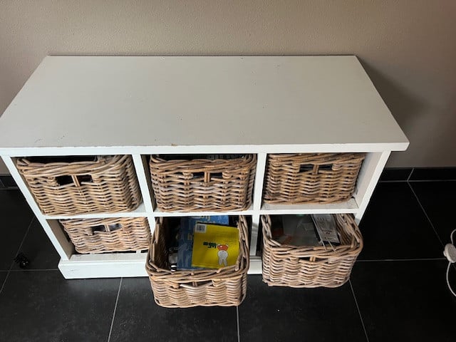 Kast met rieten mandjes