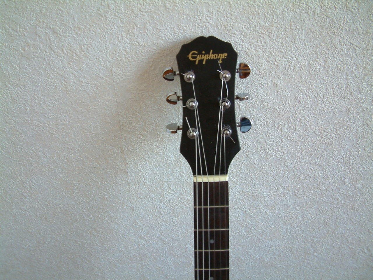 Epiphone  met koffer   ook van Epiphone  zuivere klank en helder