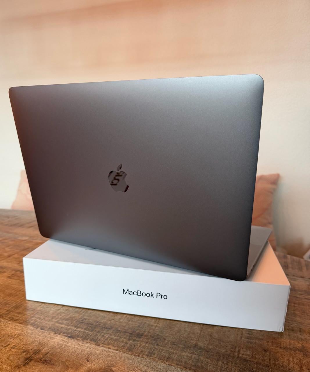 Apple Macbook Pro 15Inch (2017) inclusief doos nieuwstaat!