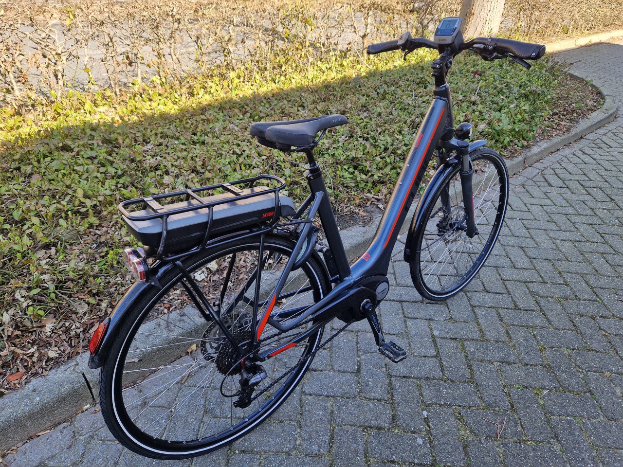 Keurig nette Cube elektrische fiets met Bosch middenmotor