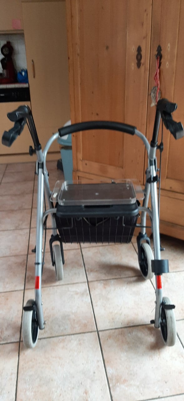 Rollator met mandje tas en dien blad