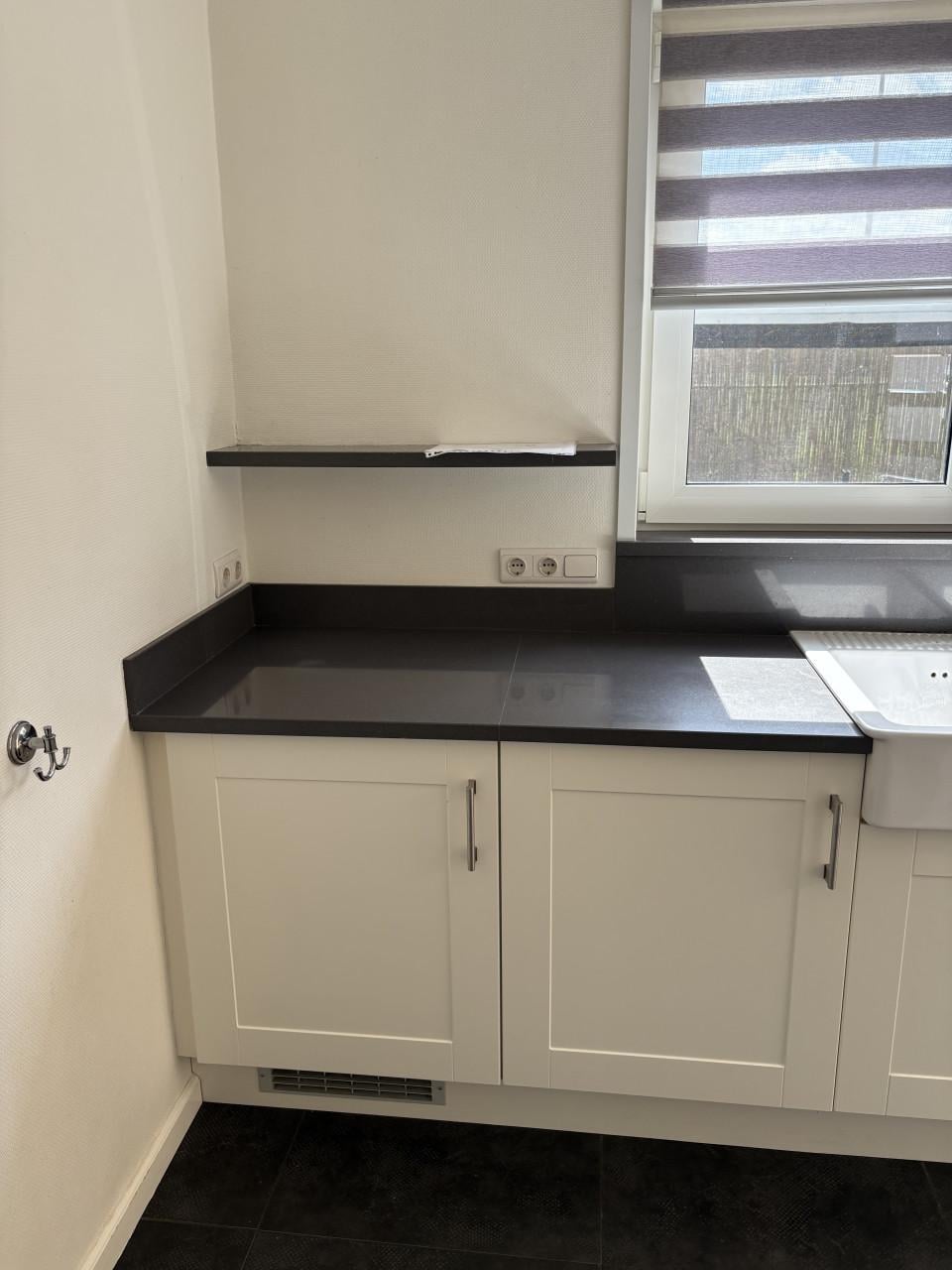 Complete keuken met kookeiland en inbouwapparatuur