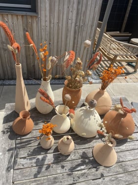 Bruiloft decoratie: vazen met droogbloemen