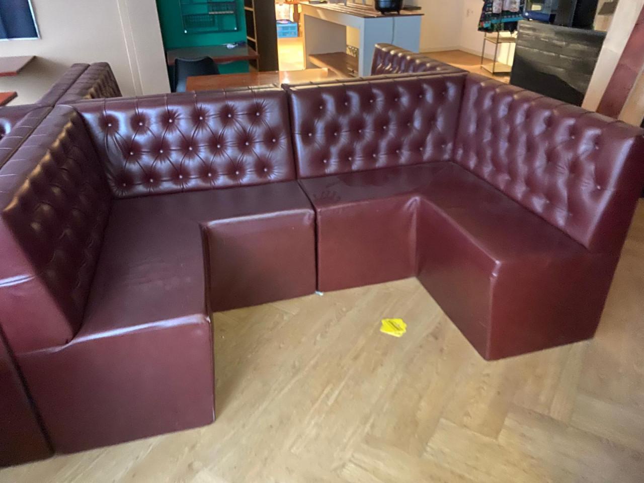 Luxe Chesterfield Horeca Hoekbanken – 8 sets beschikbaar