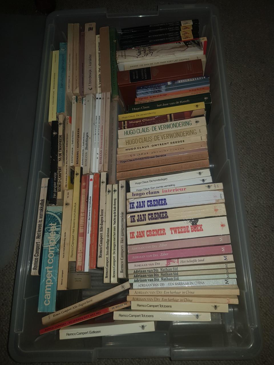 3 boxen met Nederlandse literatuur