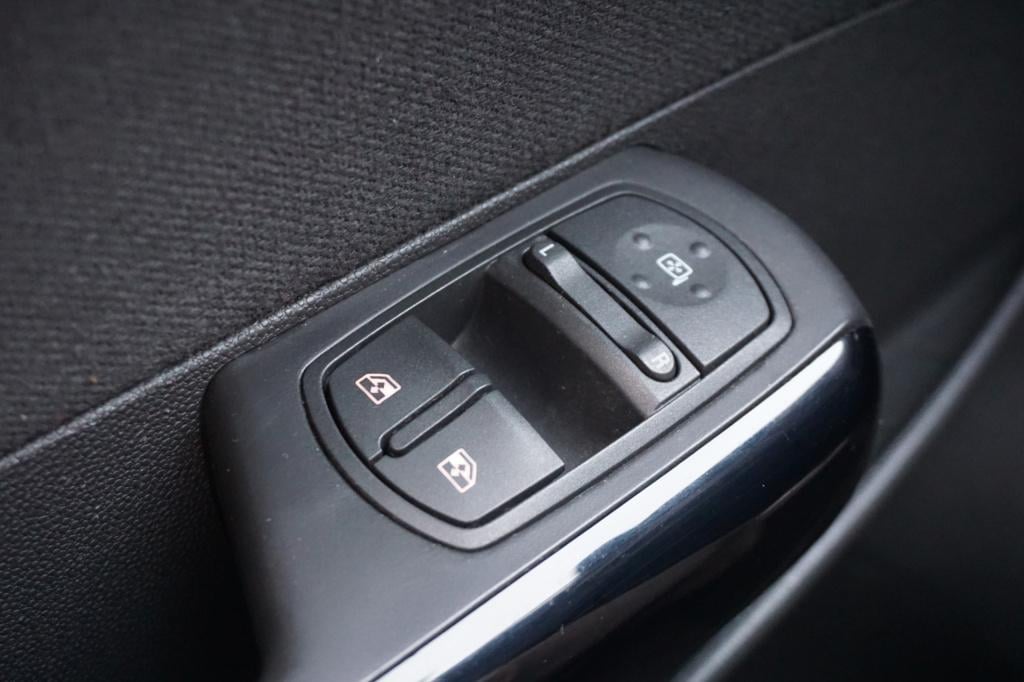 Opel Corsa 1.4-16v '111' edition airco / elektr. ramen / cruise / trekhaak 