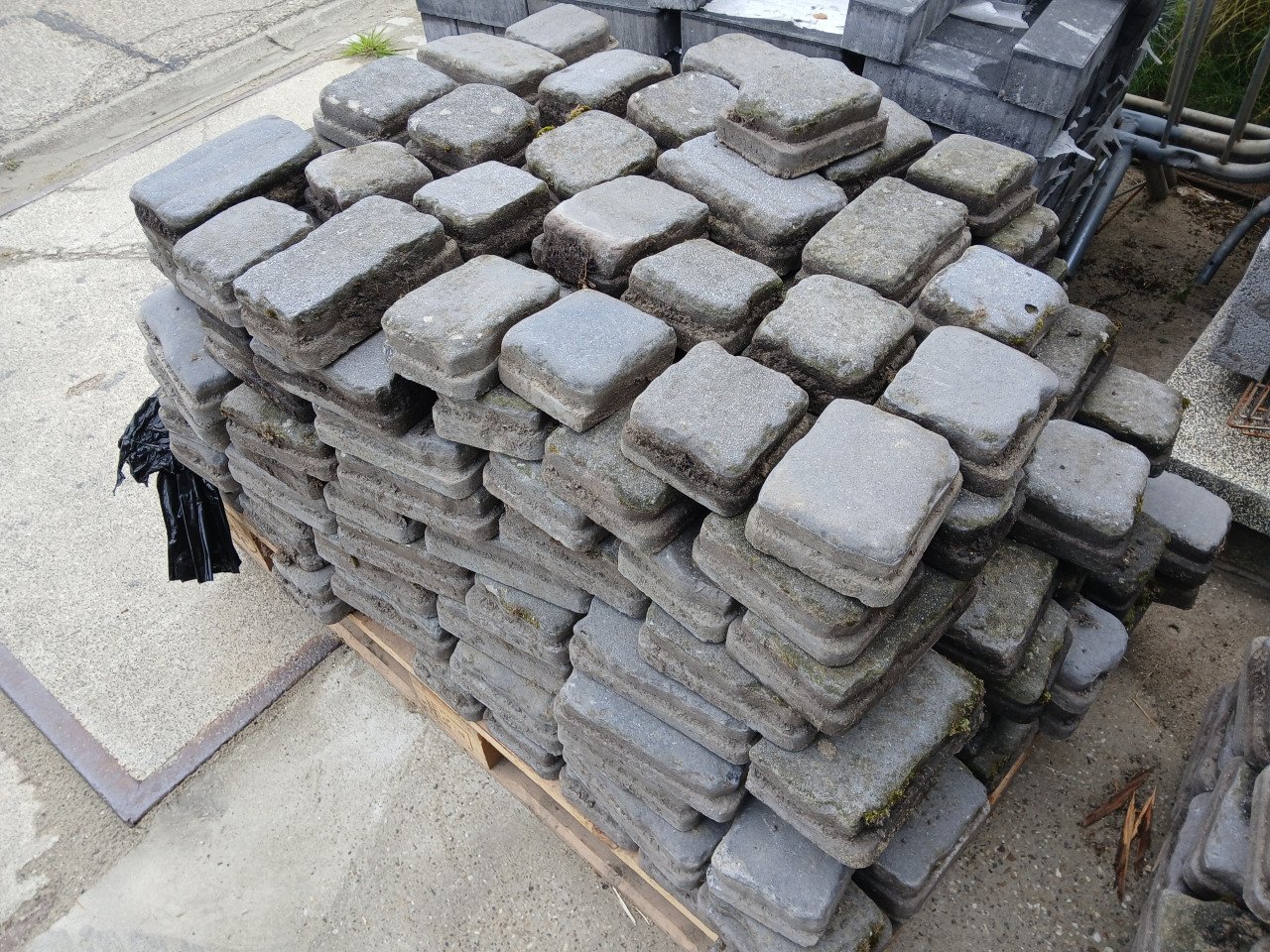 Bestrating Court stones ongeveer 12m2