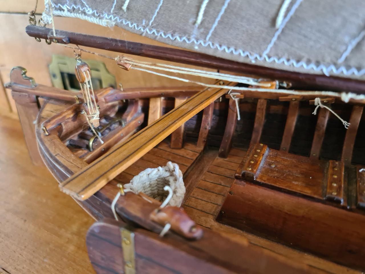 Dit is een gedetailleerd houten model van een Nederlandse Zuiderzee Botter.