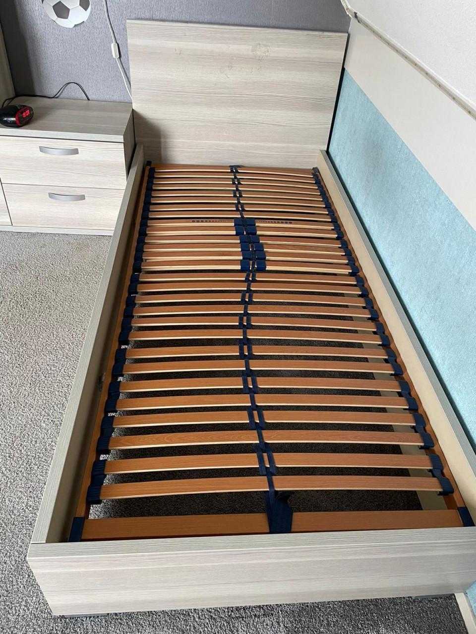 1 persoonsbed met lattenbodem en nachtkastje