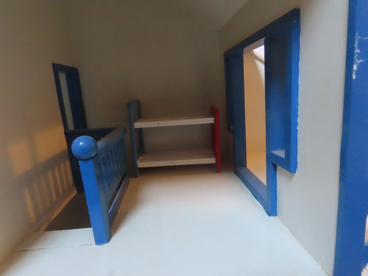Houten poppenhuis incl meubeltjes