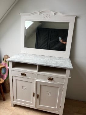 Leuk kastje met spiegel en koperen handgrepen.