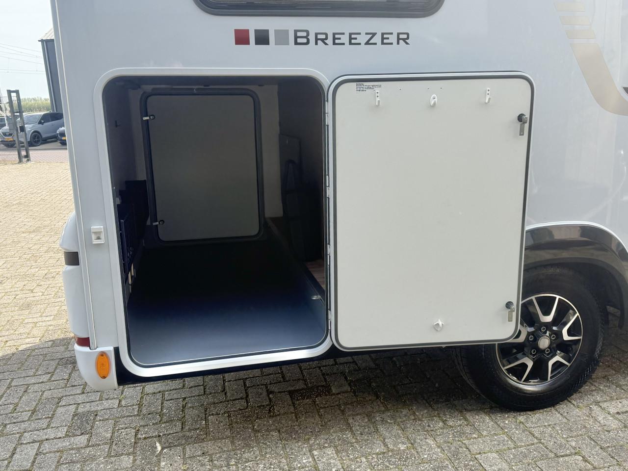 LMC Breezer V646G (Lengtebedden, Nieuwstaat, Dakairco!!)