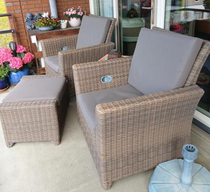 2 Tuin/balkonstoelen met 1 hocker en plantenbak/tafeltje