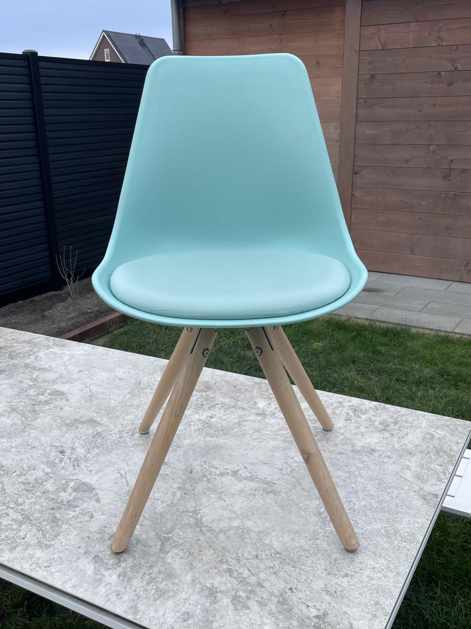 Nette kunststof stoel met houten poten