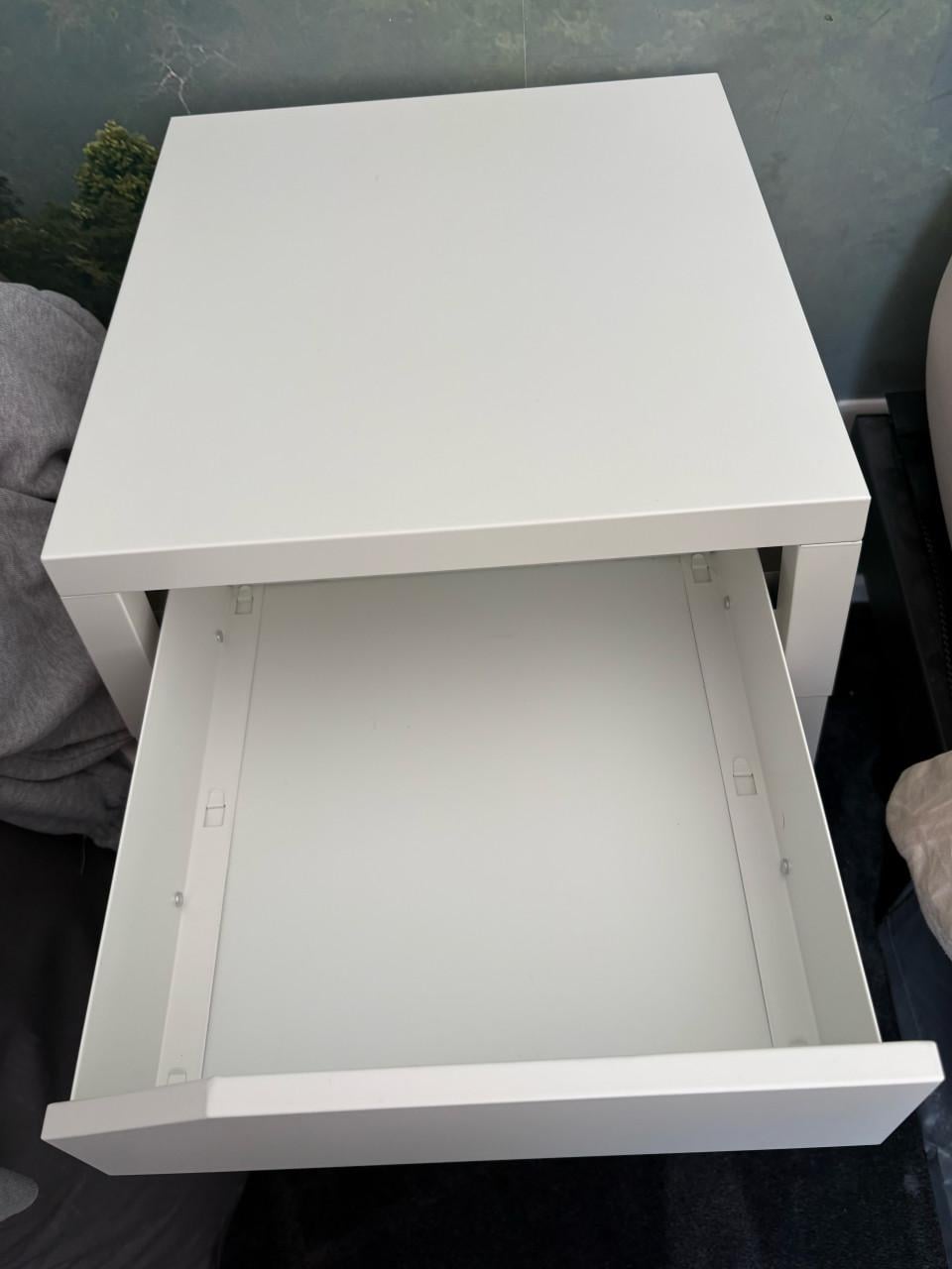 2 witte nachtkastjes