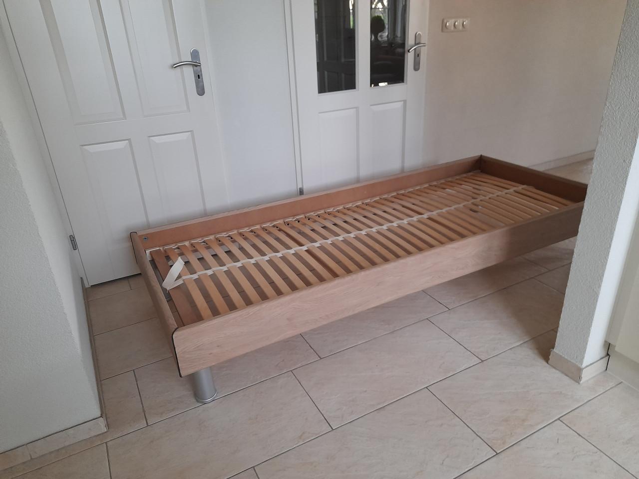 1Persoons bed 90 x 220 (in goede staat )