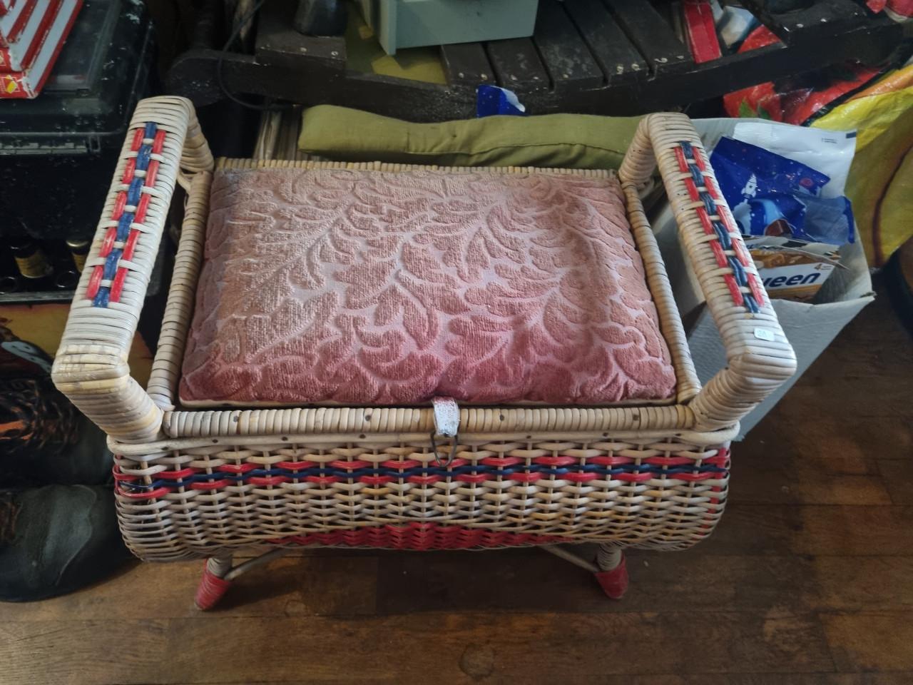 Poef met vacht......../ stoel / Poef-Naaibox