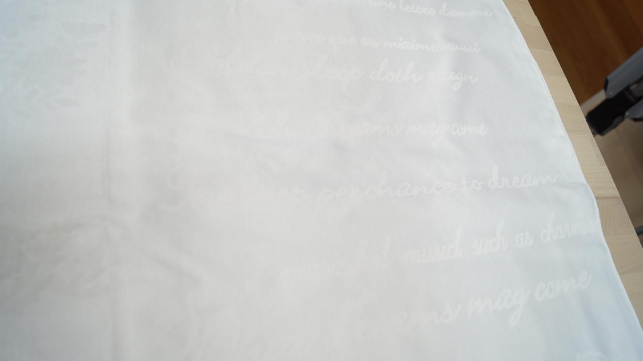 Dekbed overtrek gebroken wit met ingeweven tekst en patronen 220 x 240 cm.