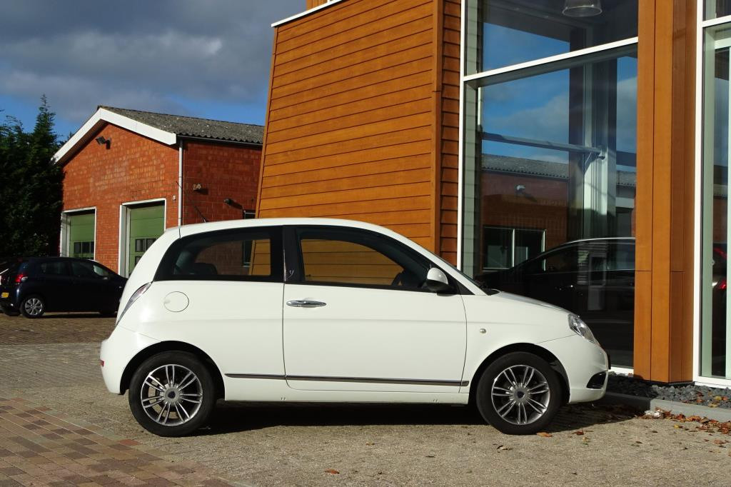 Lancia Y(psilon) 1.2 argento 60-pk 3-drs