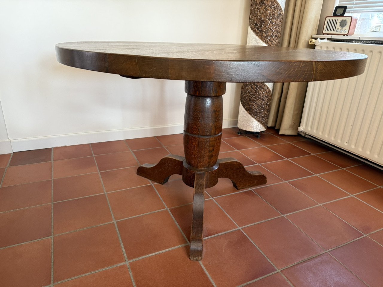 Te koop: Ronde tafel en 4 bijpassende stoelen