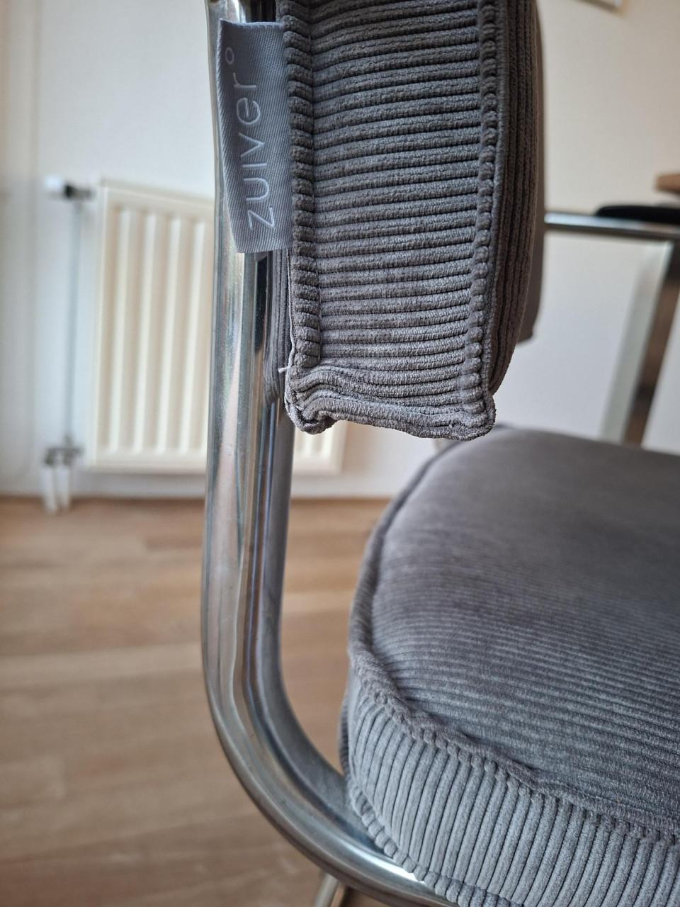 Middelgrijze ribfluwelen bureaustoel met armleuningen merk Zuiver