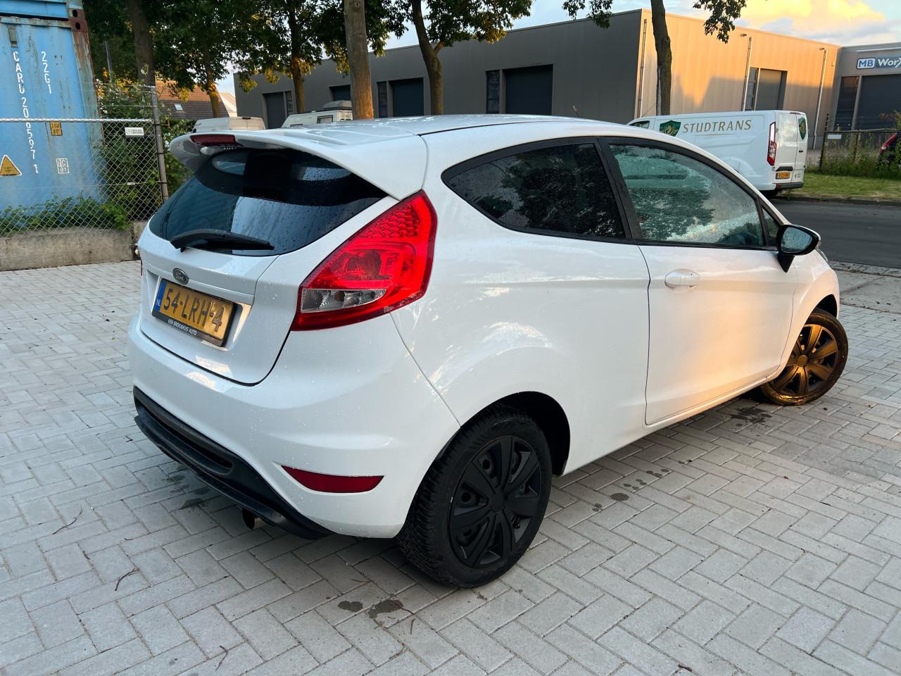 Ford Fiesta 1.4 Trend Black on white Jaar Apk