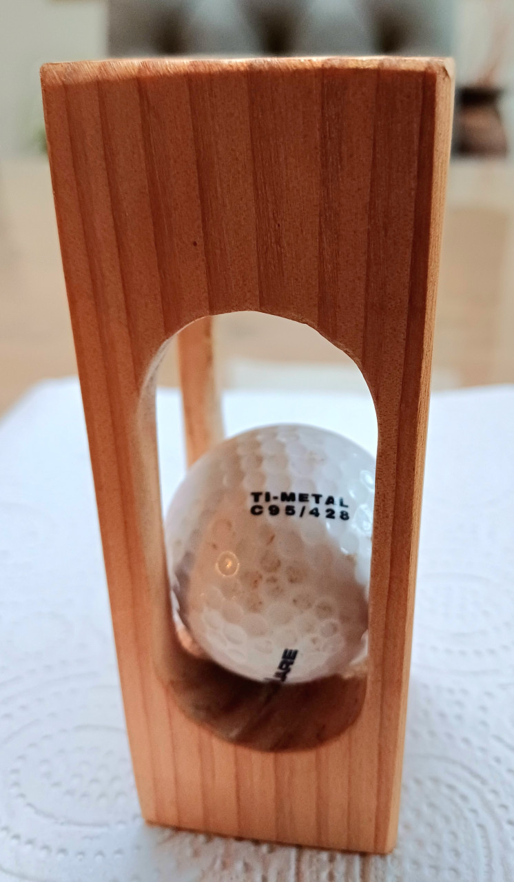 Houten blokje met golfbal